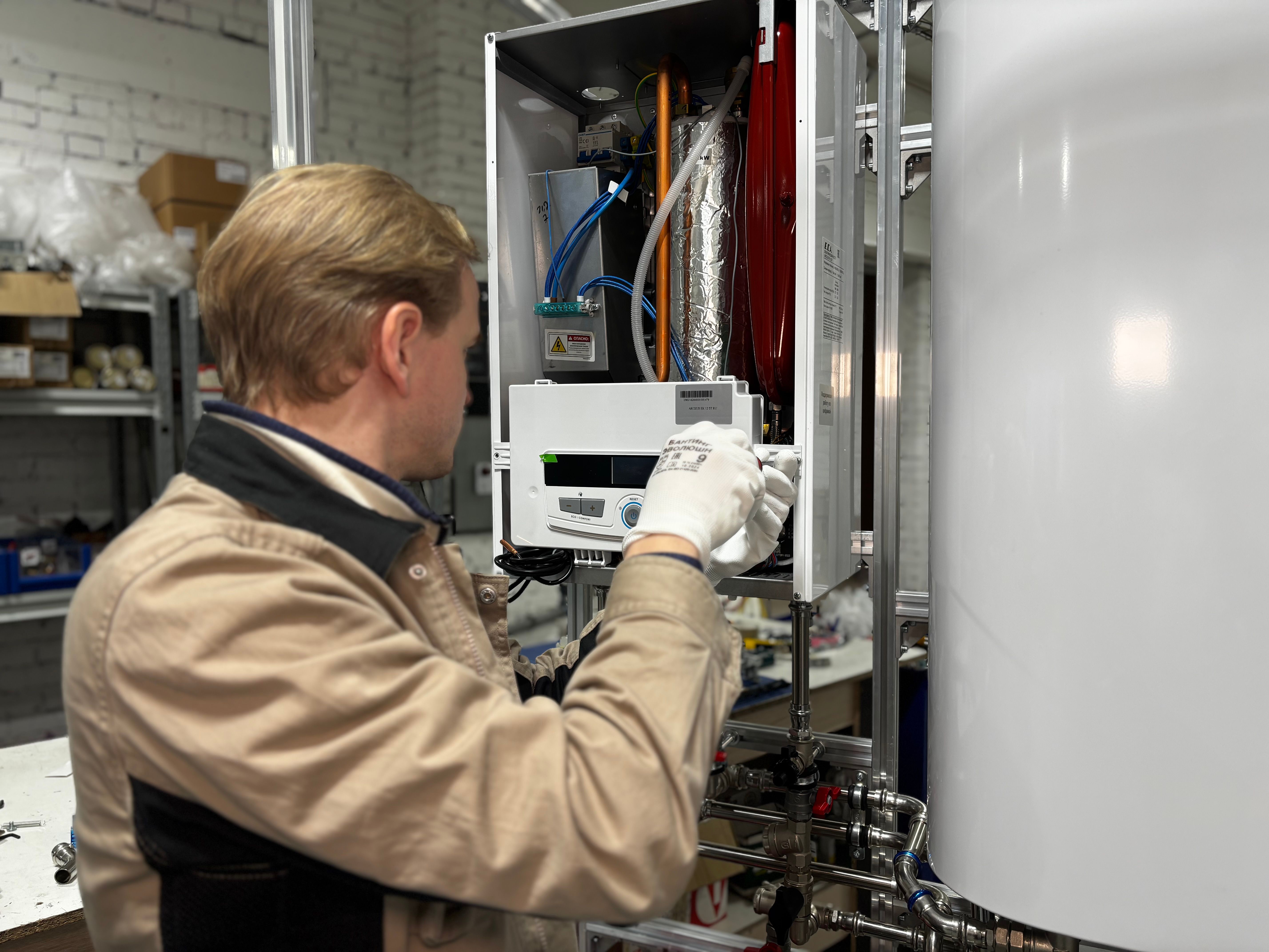 Chauffe-eau électrique avec une fuite au raccord
