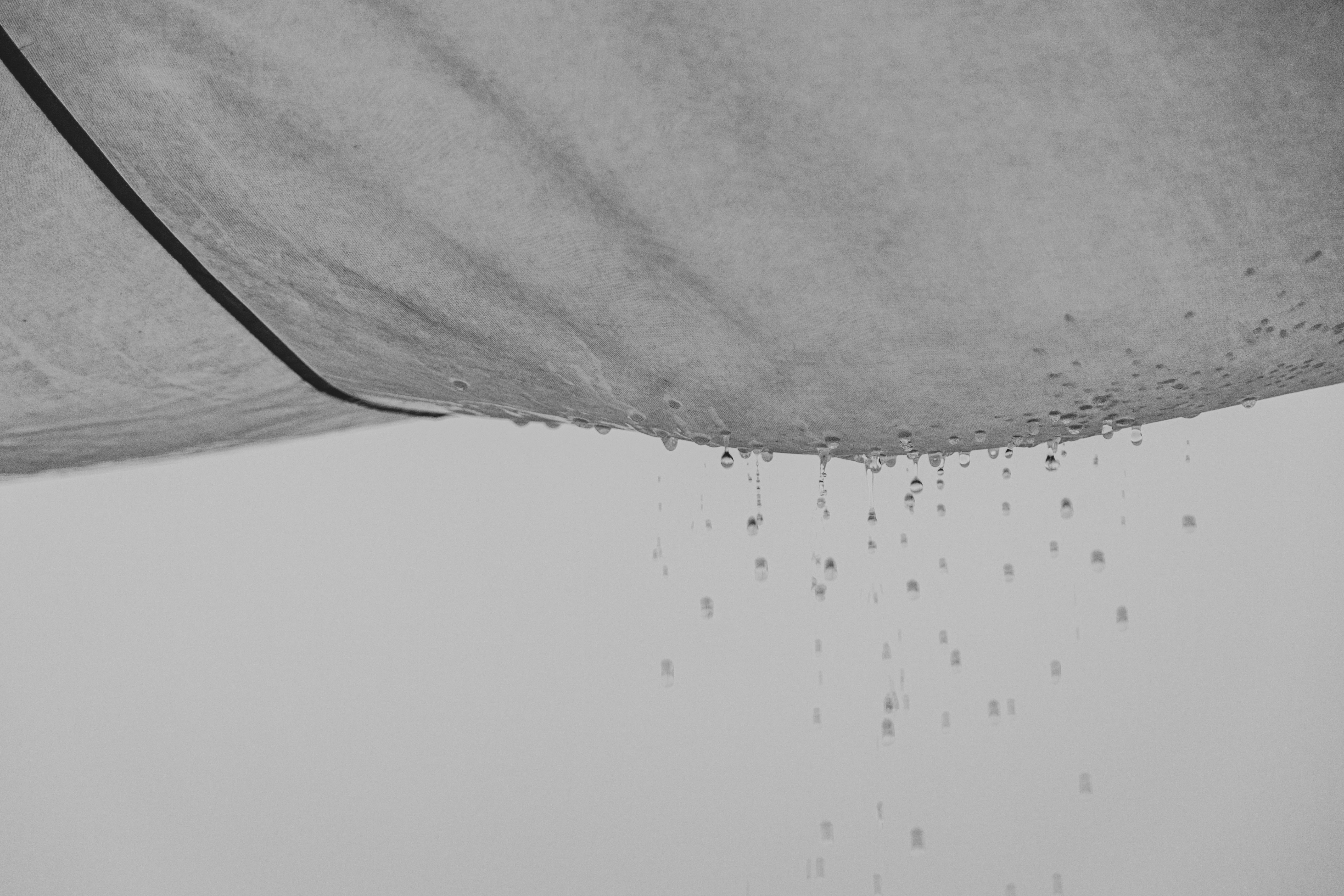 Tache d'humidité sur un plafond blanc