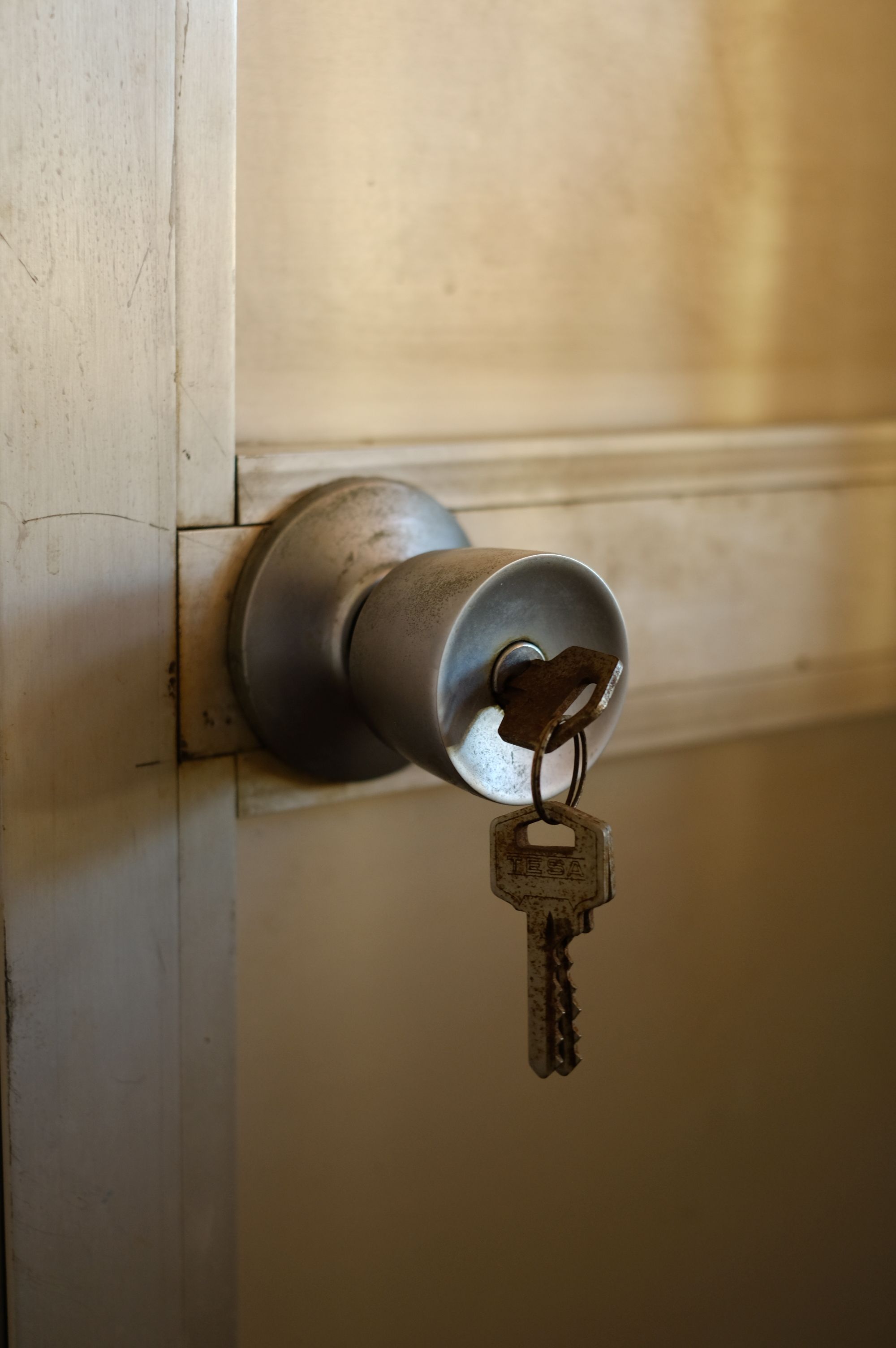 Porte d'entrée d'appartement fermée