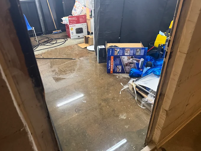 Pièce inondée après une fuite, avant intervention