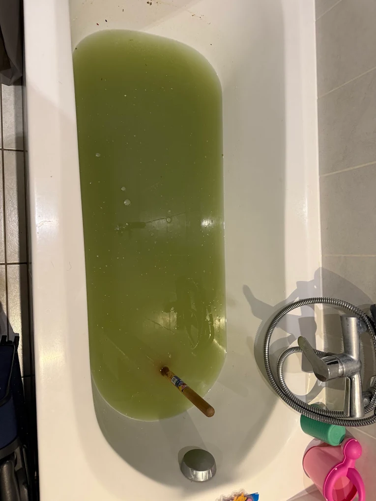 Baignoire bouchée remplie d'eau stagnante, avant débouchage